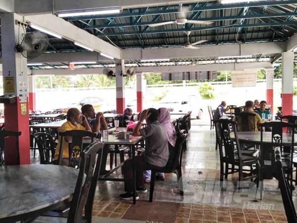 Suasana lengang di Restoran Along Patin Station.