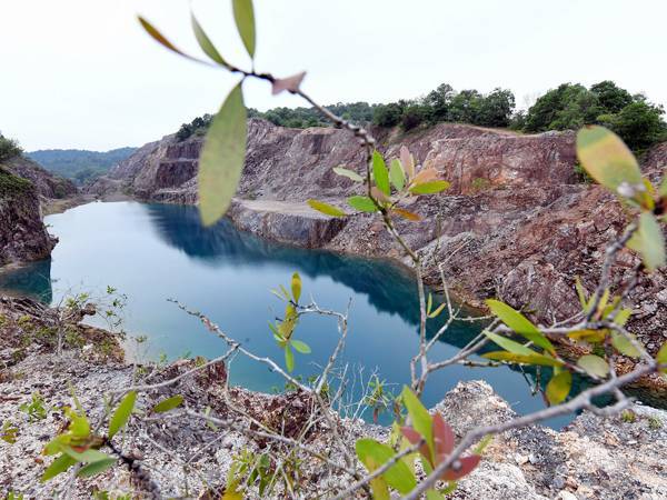 Beberapa pengubahsuaian perlu dilakukan sebelum tasik tersebut dibuka kepada pelancong, antaranya pemasangan pagar di kawasan yang berbahaya dan penambahbaikan laluan 'jungle trekking' di situ. - Foto Bernama 