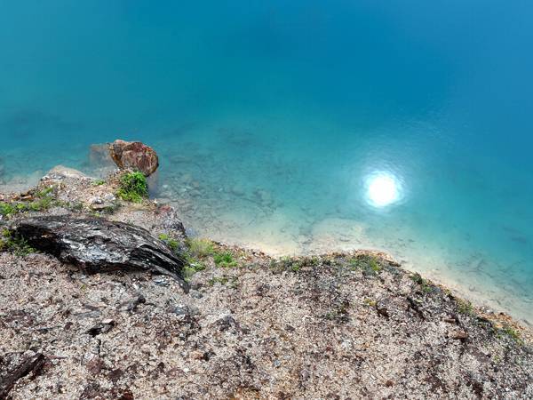 Air berwarna biru kehijauan menjadikan Lubuk Mandi atau turut digelar Tasik ‘Pepsi Blue’ yang terletak di Mukim Rusila bakal menjadi daya tarikan pelancongan baharu di negeri ini. - Foto Bernama 