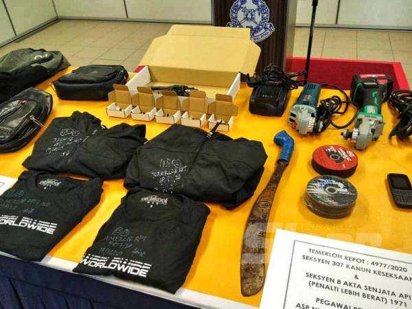 Antara barang yang ditemui dalam kereta terbabit