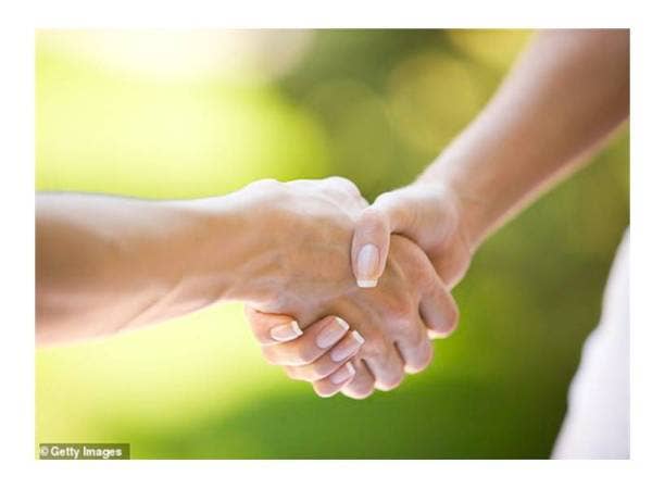 Gara-gara enggan berjabat tangan dengan wanita, seorang doktor Muslim dinafikan hak kerakyatan Jerman. Gambar Hiasan.