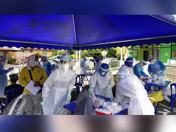 Seramai 684 penduduk Flat Sungai Emas, Banting melakukan ujian saringan Covid-19 kelmarin.