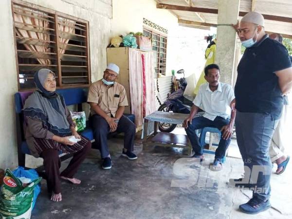 Mohd Tarmizi (dua dari kiri) bertanya khabar penduduk pada program ziarah rakyat di Kampung Pasir Kemudi dan Kampung Panching hari ini.