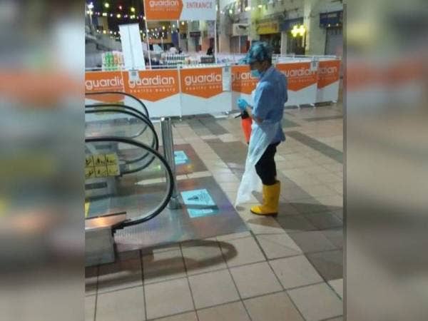 Proses sanitasi bangunan turut diadakan secara berkala oleh pengurusan PREC bagi memastikan setiap aset mereka selamat.
- Foto FB PKNS