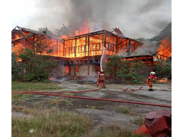 Kebakaran membabitkan sebuah restoran yang sudah tidak beroperasi lagi di Jalan Bukit Petaling, Kuala Lumpur pagi tadi.