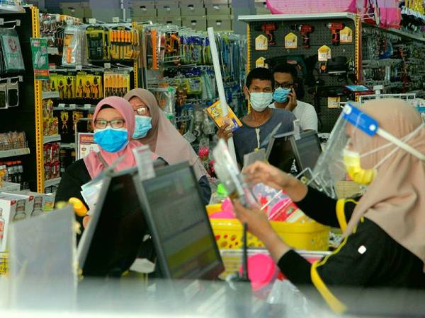 Para pelanggan dan pekerja dilihat mematuhi Prosedur Operasi Standard (SOP) dengan memakai pelitup muka dan menjaga penjarakan fizikal semasa membeli-belah di sebuah kedai serbaneka hari ini.