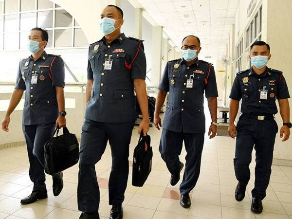 Penolong Pengarah Operasi Jabatan Bomba dan Penyelamat Malaysia (JBPM) Ahmad Mukhlis Mokthar (dua, kiri) dan pegawai bomba Hizwan Khalil (kanan) hadir sebagai saksi untuk memberi keterangan pada prosiding inkues bagi menentukan kematian remaja perempuan warga Ireland-Perancis Nora Anne Quoirin, yang dilaporkan hilang sehari selepas tiba di Malaysia bersama keluarga, di Mahkamah Koroner hari ini. - Foto Bernama