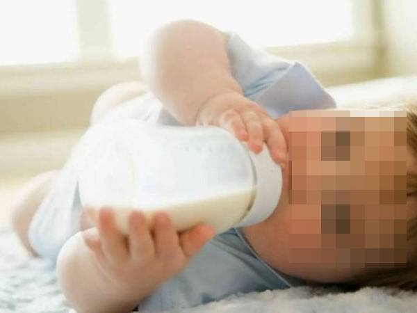 Secara purata bayi yang diberi botol susu menelan kira-kira 1.6 juta mikropartikel plastik setiap hari sepanjang tempoh 12 bulan pertama dalam hidup mereka. - Foto Agensi