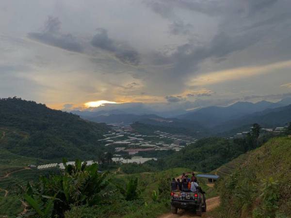 Pemandangan cantik waktu hampir senja yang dirakamkan sewaktu turun dari lokasi penemuan Raflesia. 
