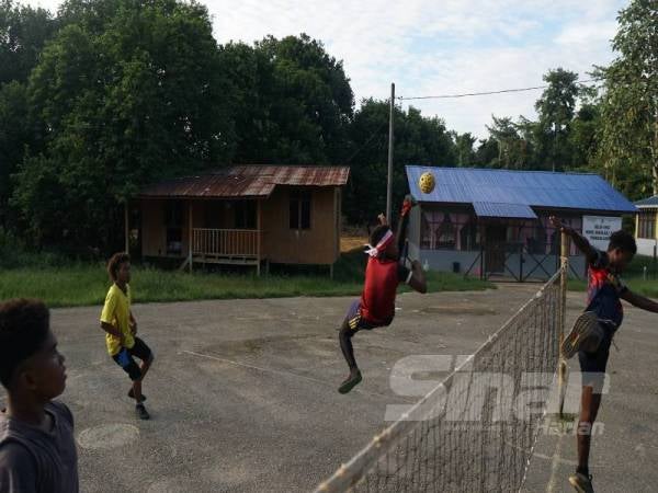 Kemudahan sukan seperti gelanggang takraw dan padang bola yang masih dalam pembinaan turut disediakan di Kampung Orang Asli Bateq Aring-5. - FOTO MD ADIB MD YUNOS 