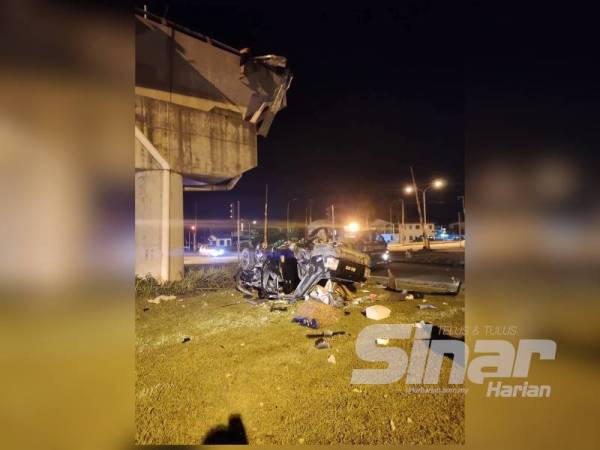Kenderaan yang dinaiki mangsa terjatuh dari atas jejambat Jalan Kapayan berhampiran KKIA, Kota Kinabalu malam tadi.
