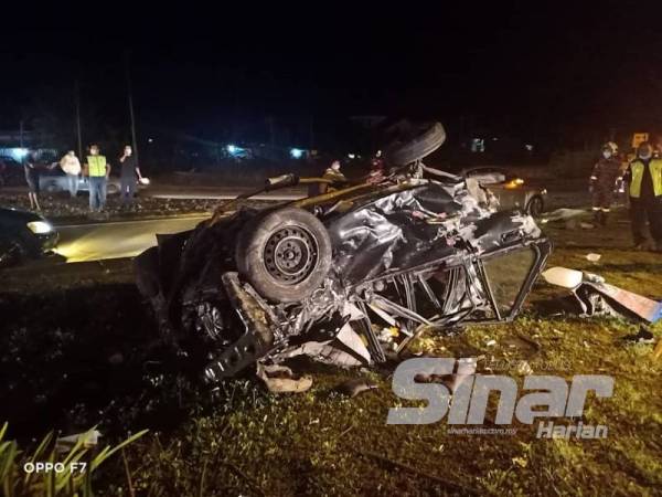 Keadaan kenderaan yang dinaiki mangsa remuk selepas terbabit dalam kemalangan di jejambat Jalan Kapayan berhampiran KKIA, Kota Kinabalu malam tadi.