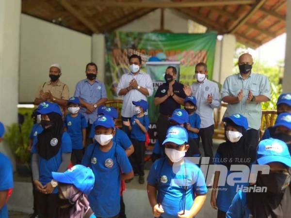 Mohd Sharkar melancarkan Junior Renjer SATJB yang bertujuan menjadikan kanak-kanak berusia enam dan 13 tahun sebagai sahabat cilik eko pelancongan Janda Baik, semalam.