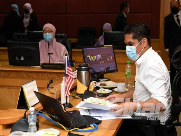 Mohd Radzi (kanan) memaklumkan KPM meneliti cadangan untuk menempatkan pelajar di Sabah yang akan menduduki peperiksaan di asrama bagi sekolah yang terpaksa ditutup akibat Covid-19. - Foto ASRIL ASWANDI SHUKOR