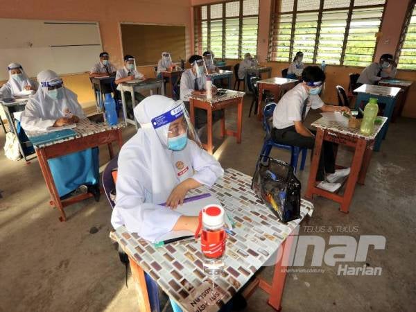 KKM meneliti cadangan untuk menempatkan calon SPM dan STPM di Sabah yang terjejas akibat Covid-19 di asrama susulan maklum balas ibu bapa mengatakan bahawa anak mereka memilih untuk belajar secara bersemuka dengan guru. - Foto ASRIL ASWANDI SHUKOR