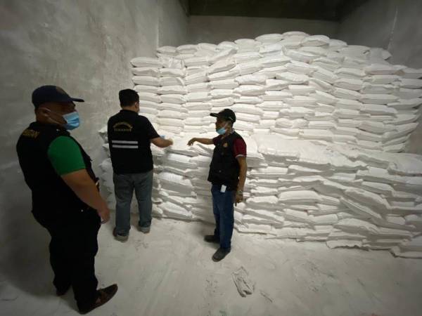 Pegawai JKNK bersama anggota yang terlibat dalam Operasi Bersepadu Sempadan melakukan pemeriksaan.