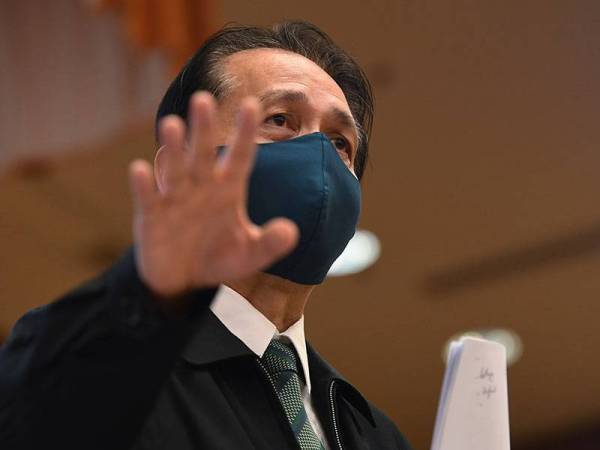 Ketua Pengarah Kesihatan Tan Sri Dr Noor Hisham Abdullah menyampaikan statistik jangkitan pada sidang media perkembangan COVID-19 di Kementerian Kesihatan hari ini. - Foto Bernama