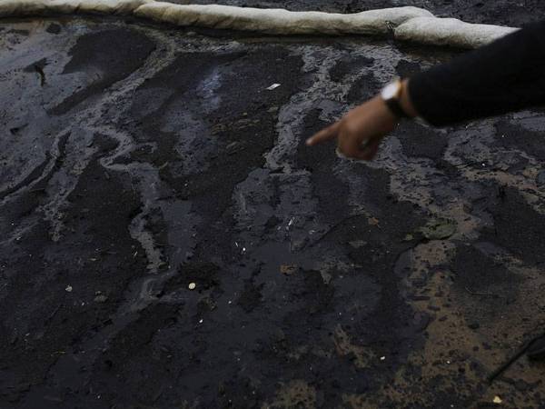 Kesan pekat minyak berwarna hitam masih jelas kelihatan biarpun kerja-kerja operasi pembersihan telah dilaksanakan selama lapan hari ketika tinjauan foto Bernama di persisiran Pantai Cermin, hari ini.