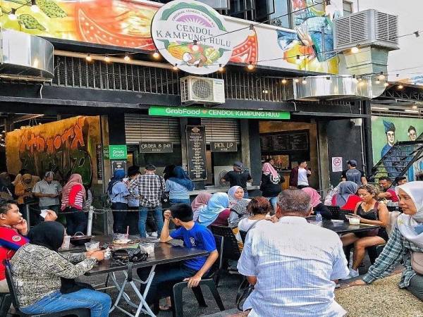 Melalui inovasi yang dilakukan terhadap menu, Cendol Kampung Hulu berjaya menarik lebih ramai pelanggan