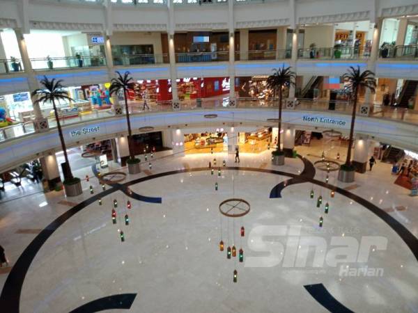 Keadaan lengang di sebuah pusat membeli belah di sekitar Petaling Jaya hari ini.