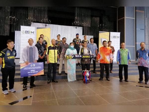 Ahmad Faizal (tengah) dan isteri, Datin Seri Dr Nomee Ashikin Mohammed Radzi bersama pasukan Hoki Perak.