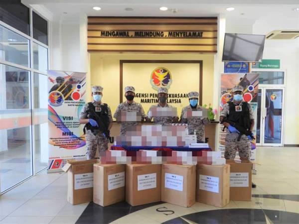 Pasukan APPM menunjukkan rokok yang dirampas di perairan Tanjung Casuarina, Pulau Tetabuan, Sandakan. 