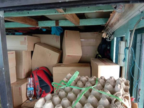 Rokok yang cuba diseludup masuk ke Sandakan dengan menggunakan bot tempatan. 