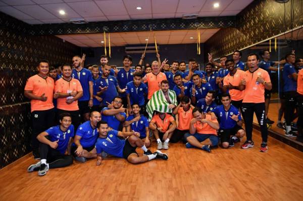 Durakovic (tengah) bersama pemain-pemain Perak selepas selesai sesi latihan bagi menghadapi saingan TM Piala Malaysia di Gymnasium Fitness Lifestyle hari ini. -foto BERNAMA