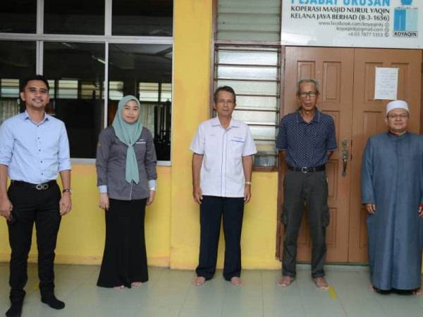 Jawatankuasa Koyaqin bergambar bersama Penolong Pengarah Kanan SKM Cawangan Selangor, Naidatul Shima Anuar (dua dari kiri) dan Pegawai Komunikasi Korporat SKM, Mohd Aliff Redzuan Azman (kiri) yang datang melawat ke Pejabat Urusan Koyaqin di Petaling Jaya kelmarin. - FOTO MOHD IZARI ROSLI