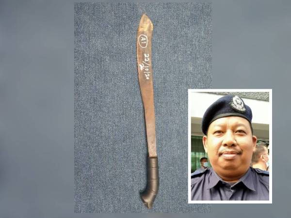 Sebilah parang panjang yang dipercayai digunakan suspek dalam kejadian amuk dirampas. (Gambar kecil: Azhar Hashim)