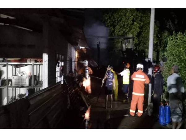 Anggota bomba memeriksa semua bahagian rumah bagi memastikan kebakaran dapat dipadamkan sepenuhnya. - Foto ihsan bomba