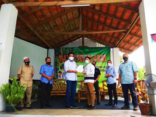 Mohd Sharkar (tiga dari kiri) menyampaikan hadiah kepada salah seorang pemenang Pahang Simply Awesome yang diraikan di Janda Baik, Pahang baru-baru ini.