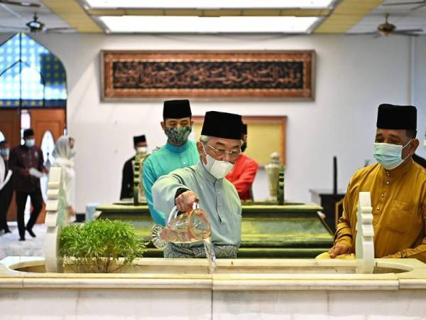 Al-Sultan Abdullah diiringi anakanda menyiram air mawar ke pusara Almarhum Sultan Ahmad Shah di Makam Diraja Pekan, Pahang petang tadi. 