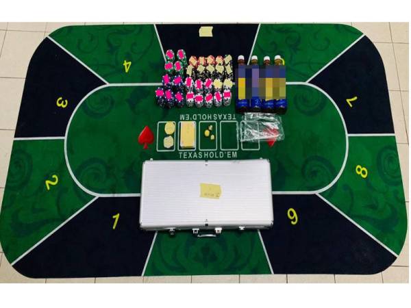 Antara peralatan yang digunakan untuk aktiviti perjudian di sebuah rumah di Ara Damansara semalam.