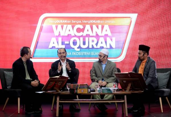 Abdullah Bukhari (dua dari kanan) dan Akhbar (dua dari kiri) bergandingan dalam Wacana Al-Quran Siri 5 bertajuk 'Gadai Maruah Kerana Dunia’ semalam.