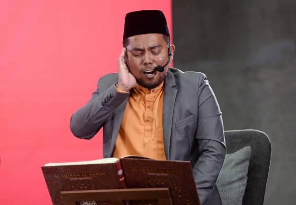 Mohamad memperdengarkan bacaaln Surah Al- Balad.