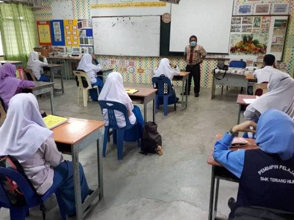 Meja pelajar disusun mengikut prosedur operasi standard (SOP) yang ditetapkan.