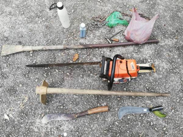 Antara peralatan yang digunakan bagi meratakan tanah di Hutan Simpan Gunung Raya, Langkawi. - Foto ihsan JPNK