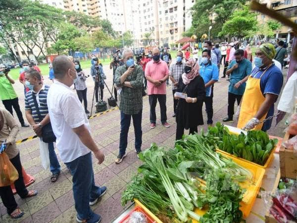 Annuar meninjau Program MyGrocer@Wilayah di Projek Perumahan Rakyat Air Panas Setapak di Kuala Lumpur hari ini. 