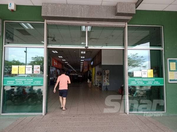 Suasana di sebuah pasar raya di Selangor tenang tanpa pembelian panik oleh orang ramai.