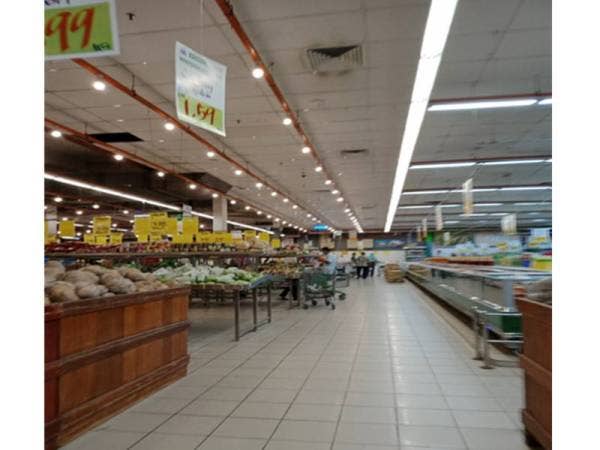 Orang ramai membeli-belah seperti biasa mengikut SOP ditetapkan kerajaan tanpa perasaan panik.