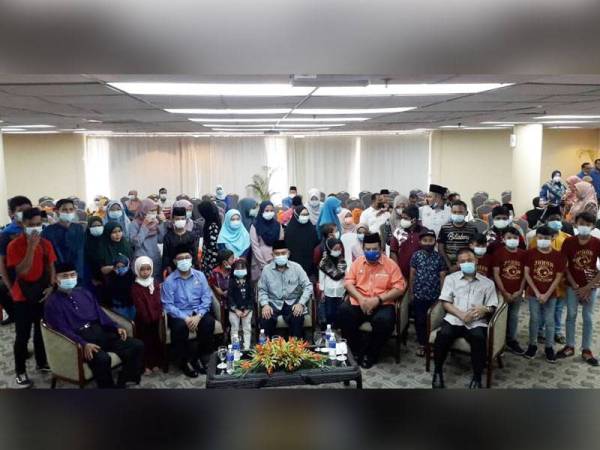 Tosrin (tengah) merakam kenangan bersama-sama penerima pada Majlis Sumbangan Fidyah Kepada Anak-anak Yatim dan Miskin Dalam Jagaan Keluarga Negeri Johor di Le Grandeur Palm Resort, Kulai, hari ini.