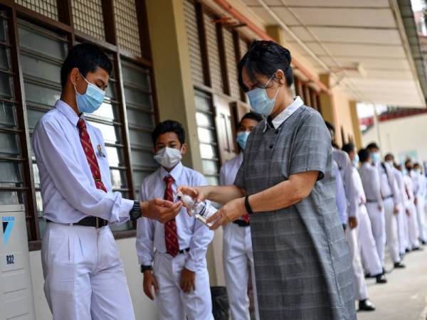 Sesi pembelajaran di kelas dijalankan mengikut prosedur operasi standard (SOP) yang ditetapkan seperti pemakaian pelitup muka serta perlu kerap mencuci atau memakai pensanitasi tangan ketika tinjauan di Sekolah Tuanku Abdul Rahman (STAR) baru-baru ini.- Foto Bernama