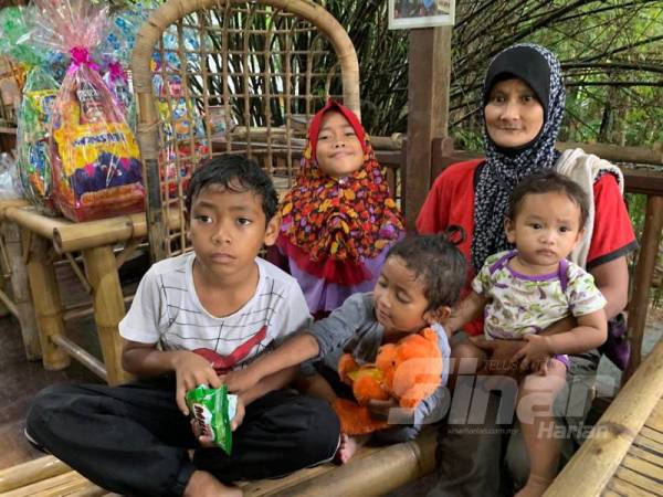 Noriza (duduk, kanan) dan anak-anaknya mengakui gembira diraikan dengan makanan berzat dan tidur di hotel selama dua hari yang berakhir hari ini.