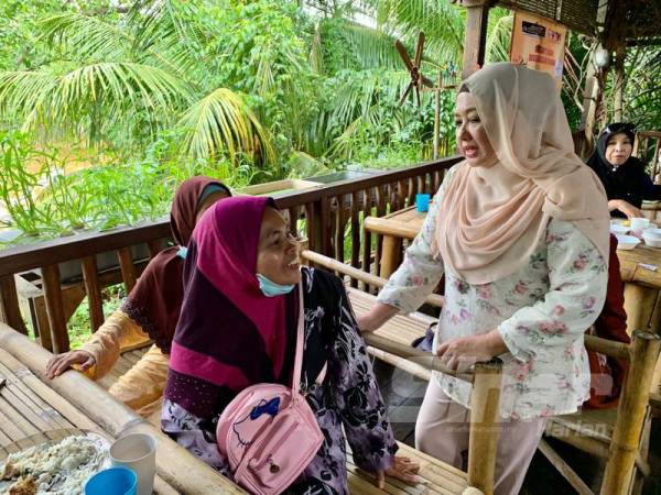 Hafisah berkongsi kegembiraan dan kesyukuran dengan Che Norhayati (kanan) ketika diraikan di Min House Camp hari ini.