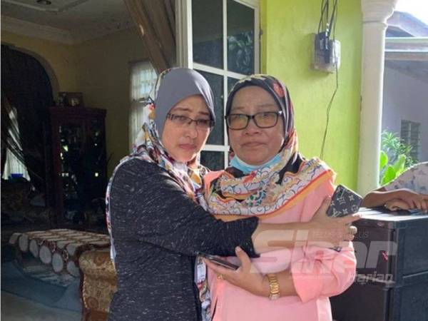 Che Esah (kanan) masih terkejut dengan kejadian kebakaran rumahnya di Kampung Tanjung Stan, Kubang Kerian hari ini.