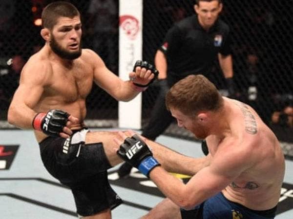 Aksi Khabib (kiri) pada pertarungan berkenaan. Foto: gettyimages