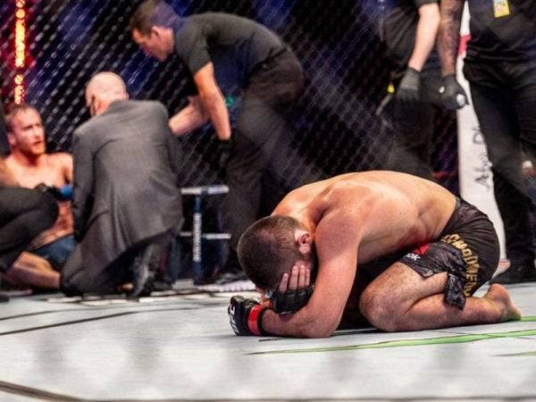 Khabib menangis sejurus menewaskan Gaethje pagi tadi. Foto: talksport