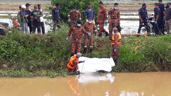 Mayat mangsa dipercayai terjatuh petang semalam di Sungai Korok ditemui kira-kira jam 7.59 pagi hari ini. FOTO IHSAN BOMBA