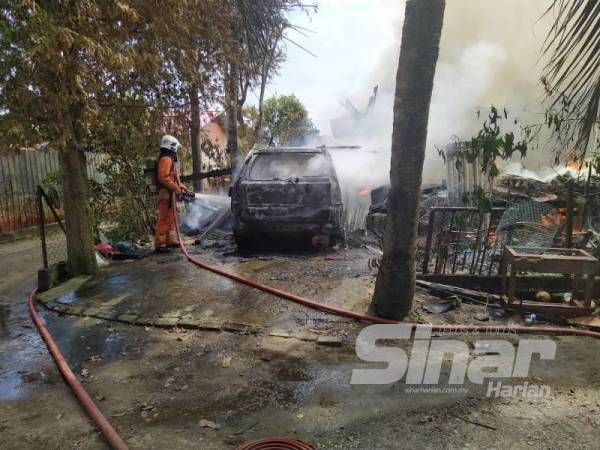 Bomba bertungkus lumus memadam kebakaran membabitkan kediaman separuh kekal di Kampung Besut hari ini.